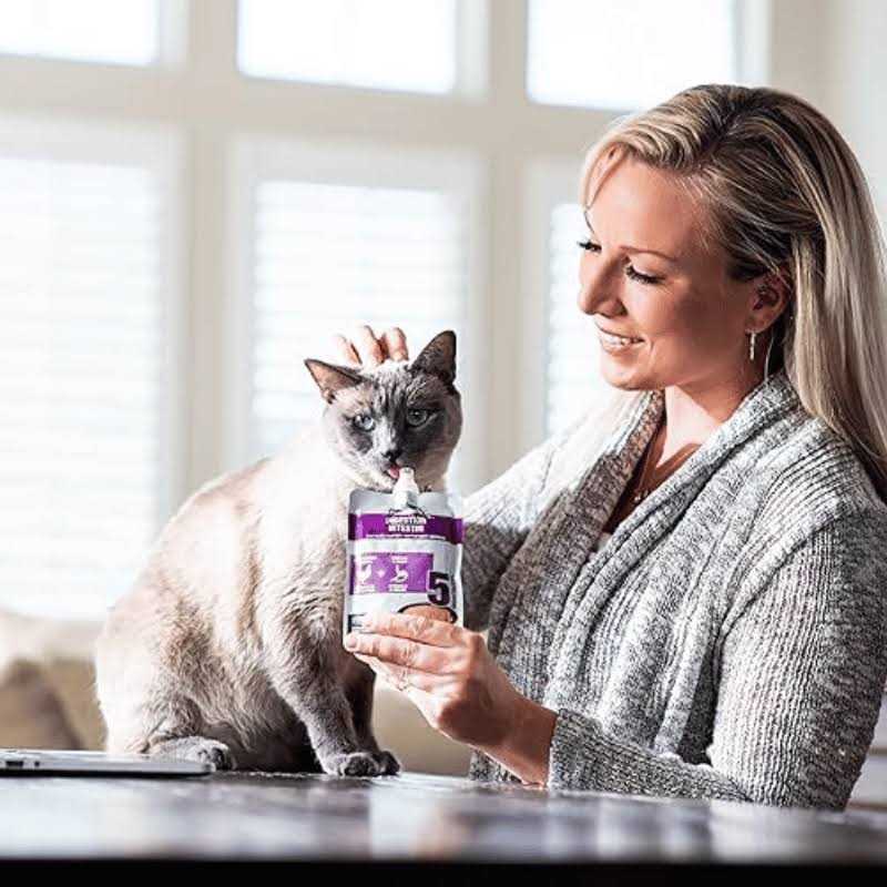 Squeezable Cat Food V537361