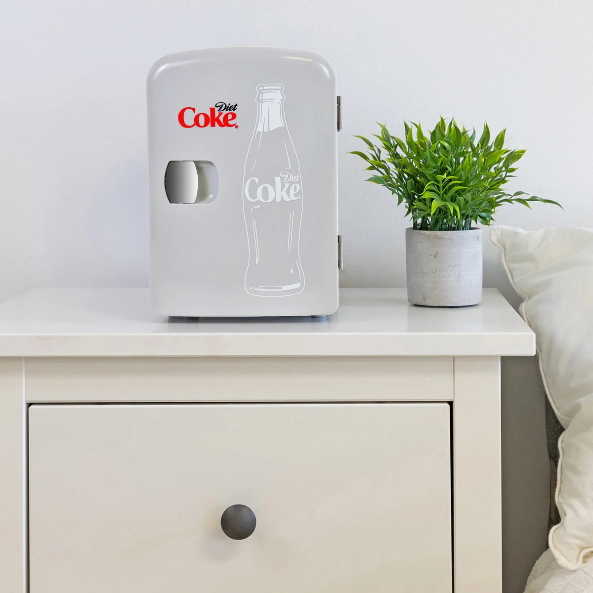 6 Can Portable Cooler Mini Fridge B637803