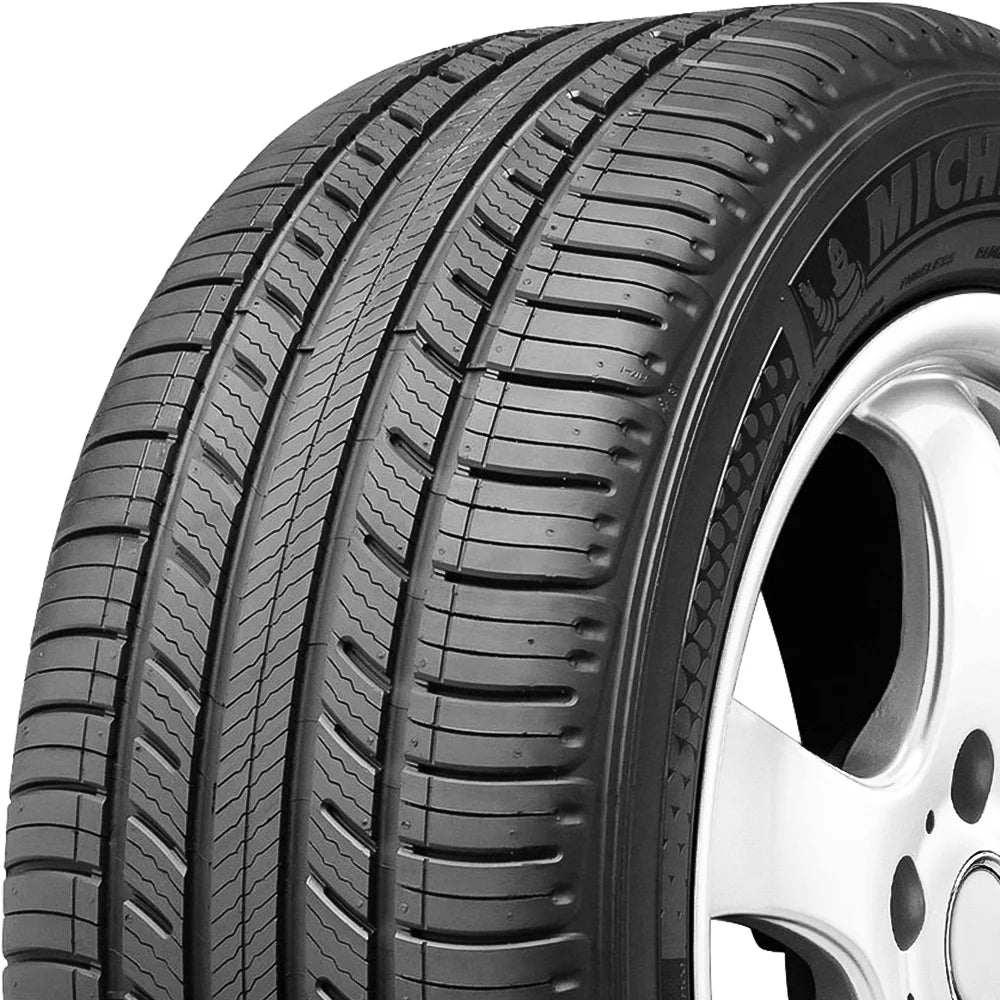All-Season 215/60R17 96H Tire D995